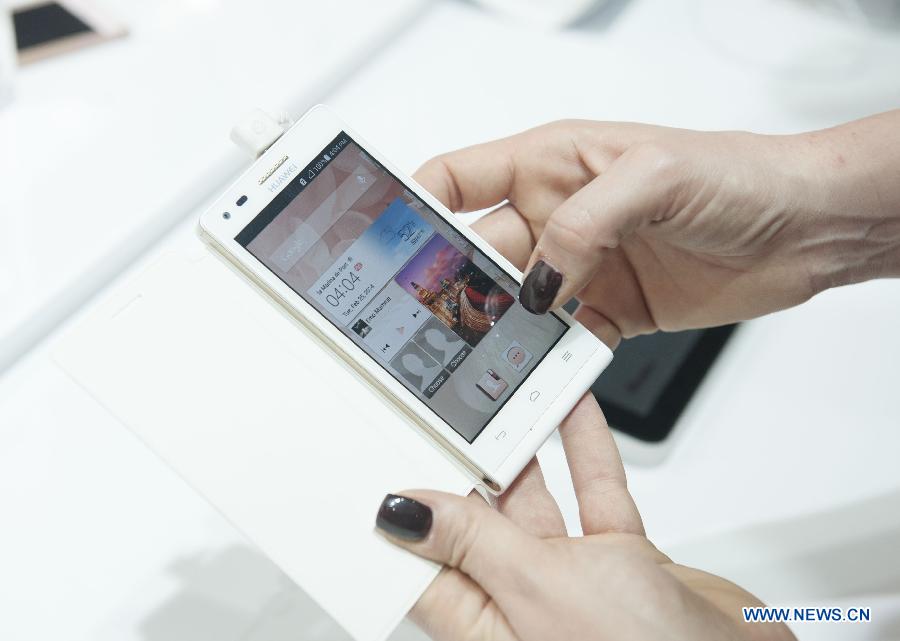 Le 25 février 2014, la société chinoise Huawei présente son nouveau Huawei Ascent G6,un smartphone avec un écran QHD de 4,5 pouces, une caméra frontale de 5 mégapixels et une caméra arrière de 8 mégapixels, à un prix de 249 euros (341 dollars américains). Le Congrès mondial de la téléphonie mobile (Mobile World Congress, MWC), événement important de l'industrie de la téléphonie mobile se tient du 24 au 27 février à Barcelone.