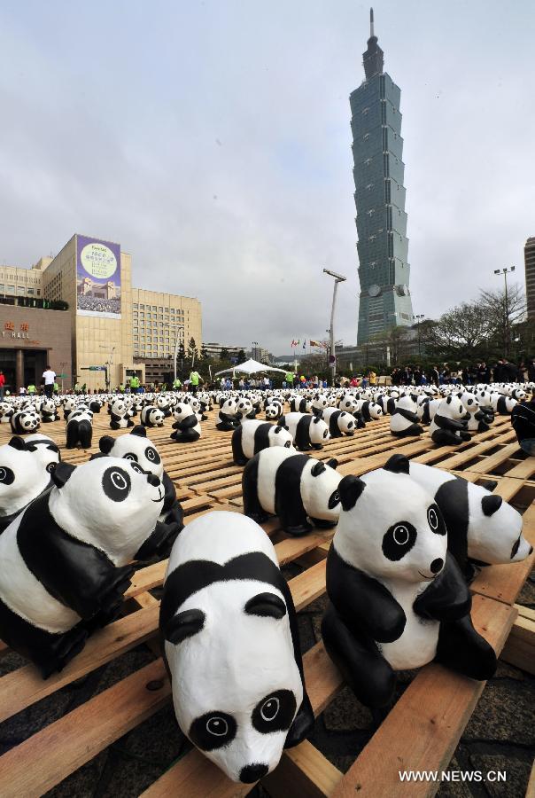 Des pandas en papier présentés lors de l'exposition en plein air intitulée « Pandas World Tour-Taipei » sur la Place des Citoyens à Taipei, au sud-est de Taiwan, en Chine, le 27 février 2014. [Photo/Xinhua]