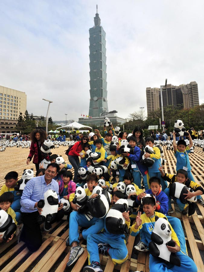 Des enfants assistent à la cérémonie de lancement de l'exposition en plein air intitulée « Pandas World Tour-Taipei » sur la Place des Citoyens à Taipei, au sud-est de Taiwan, en Chine, le 27 février 2014. [Photo/Xinhua ]