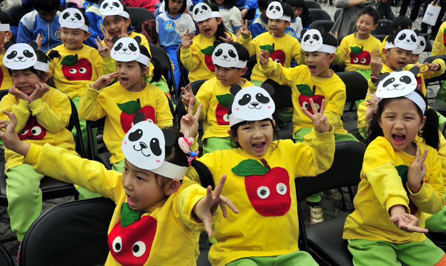 De jeunes enfants assistent à la cérémonie de lancement de l'exposition en plein air, intitulée « Pandas World Tour-Taipei », sur la Place des Citoyens à Taipei, au sud-est de Taiwan, en Chine, le 27 février 2014. [Photo/Xinhua]