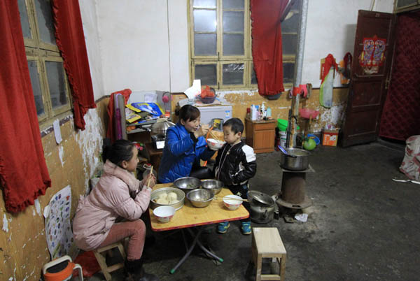 Mme Dong loue une maison miteuse près de l'école de sa fille, qui lui coûte 5 000 Yuans par an.