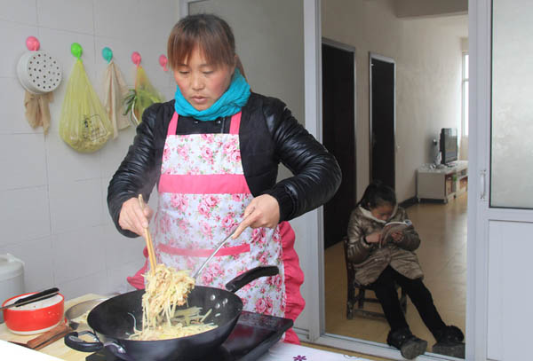 Cheng Siyin, 40 ans, a une fille de 9 ans nommée Yuan Yuxin. Mme Cheng loue une maison près de l'école de sa fille dans le Comté de Wenxian de la ville de Jiaozuo, dans la province centrale du Henan, qui lui coûte 6 000 Yuans par an.