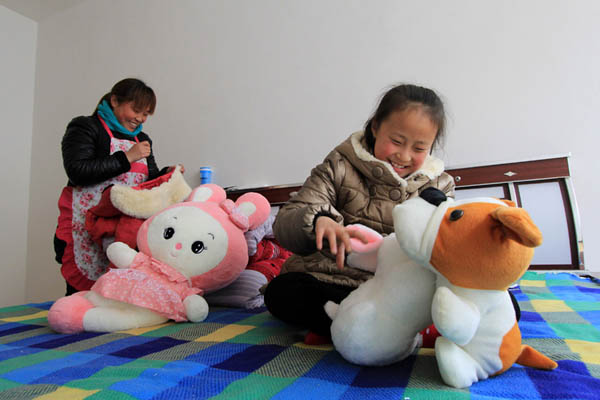 Cheng Siyin, 40 ans, a une fille de 9 ans nommée Yuan Yuxin. Mme Cheng loue une maison près de l'école de sa fille dans le Comté de Wenxian de la ville de Jiaozuo, dans la province centrale du Henan, qui lui coûte 6 000 Yuans par an.
