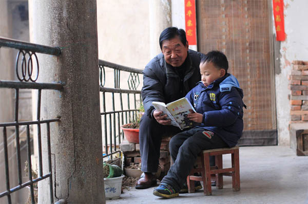 M. Zhi loue un appartement miteux près de l'école de son petit-fils, qui lui coûte 1 700 Yuans par an. 