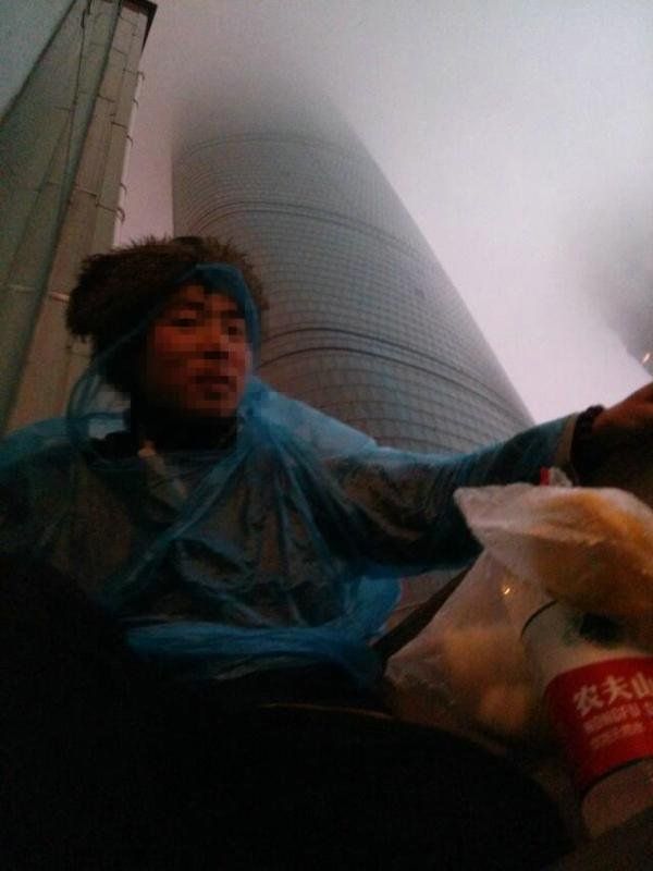 Deux jeunes chinois grimpent jusqu'au sommet de la Shanghai Tower (18)
