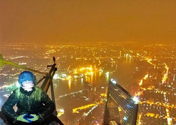 Deux jeunes chinois grimpent jusqu'au sommet de la Shanghai Tower (17)