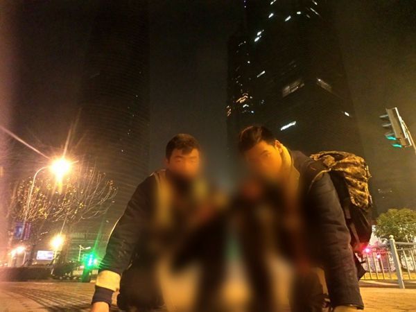 Deux jeunes chinois grimpent jusqu'au sommet de la Shanghai Tower (16)