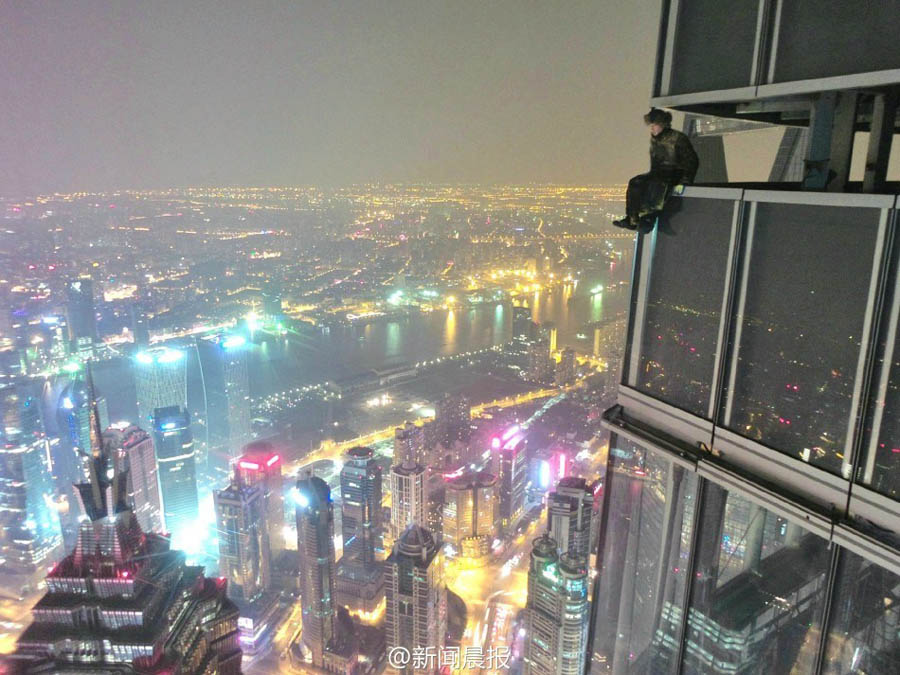 Deux jeunes chinois grimpent jusqu'au sommet de la Shanghai Tower (6)