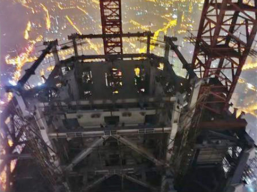 Deux jeunes chinois grimpent jusqu'au sommet de la Shanghai Tower (5)