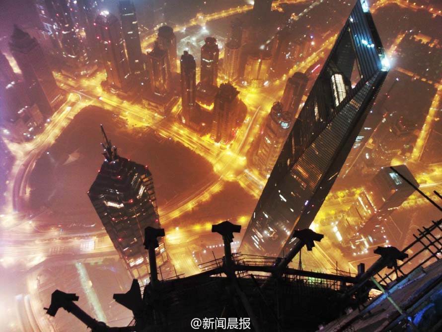 Deux jeunes chinois grimpent jusqu'au sommet de la Shanghai Tower (4)