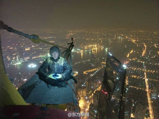 Deux jeunes chinois grimpent jusqu'au sommet de la Shanghai Tower (3)