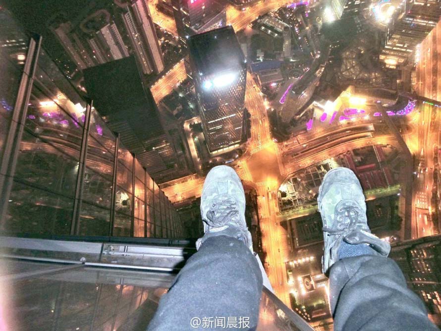 Deux jeunes chinois grimpent jusqu'au sommet de la Shanghai Tower (2)