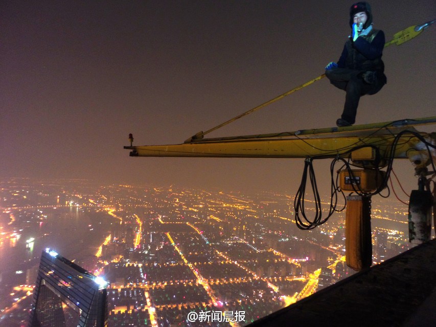 Deux jeunes chinois grimpent jusqu'au sommet de la Shanghai Tower