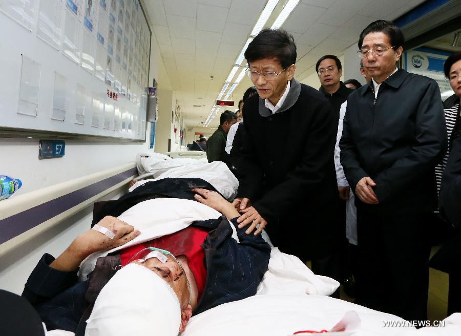 Un responsable chinois de la sécurité rend visite aux blessés de l'attentat de Kunming