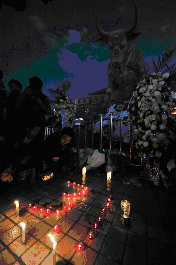 Un service commémoratif pour les victimes de l'attaque terroriste de samedi a eu lieu sur l'esplanade Sud de la Gare de Kunming, le 2 mars 2014.