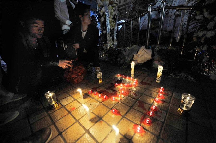 Un service commémoratif pour les victimes de l'attaque terroriste de samedi a eu lieu sur l'esplanade Sud de la Gare de Kunming, le 2 mars 2014 [Photo Hao Yaxin / Asianewsphoto].