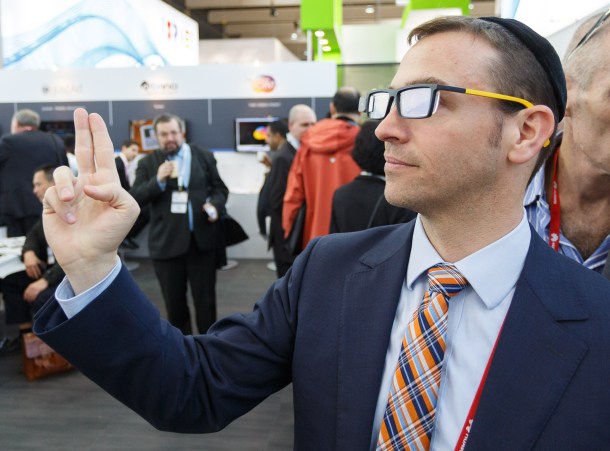 Ari Grobman, directeur du développement commercial de Lummus, vante les qualités des dernières smartglasses de la société. [Photo/CNET]