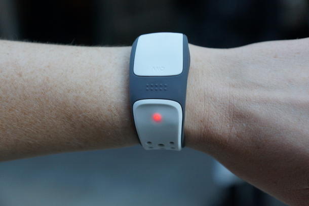 Le Mio Link utilise un capteur optique pour surveiller le rythme cardiaque, qui sera vendu 99 $, à partir d'avril 2014. [Photo/CNET]
