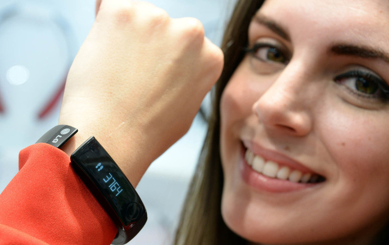 Un LG Lifeband tactile présenté lors du Congrès mondial de la téléphonie mobile à Barcelone, le 24 février 2014. [Photo/dfic.cn]