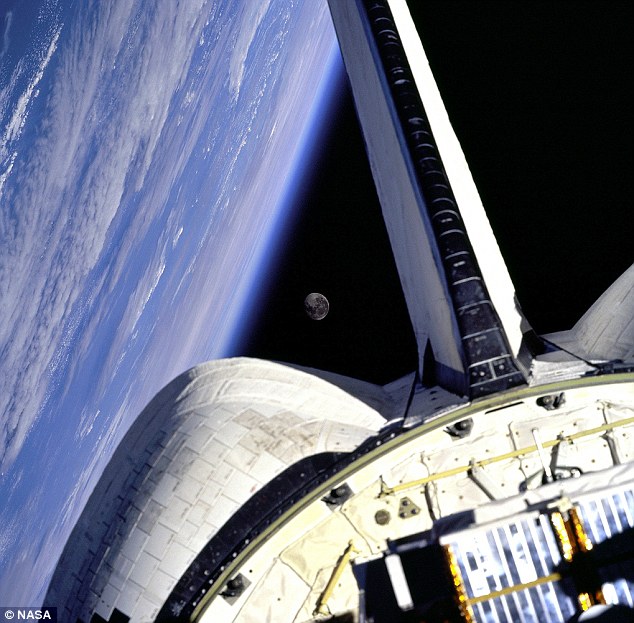 Une photo prise en 1998 à bord de la navette spatiale Discovery, qui présente une vue claire de la Terre et de la Lune. 