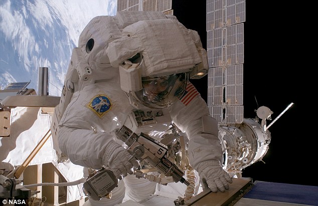 La NASA reproduit le film Gravity (8)