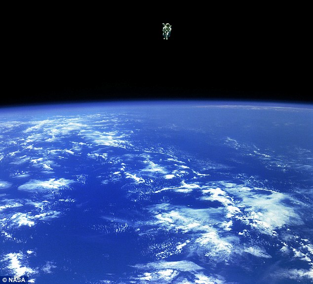 L'astronaute scientifique Bruce McCandless II a été vu plus loin de l'ISS que ses collègues précédents. 