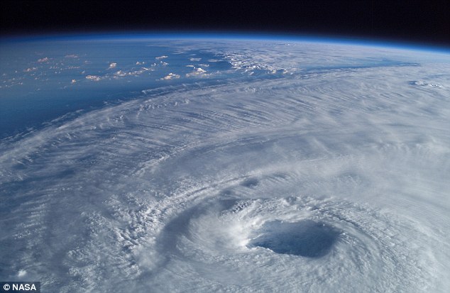 Une image de l'ouragan Isable capturée par l'un des membres de la mission Expedition 7 à bord de la Station spatiale internationale. 