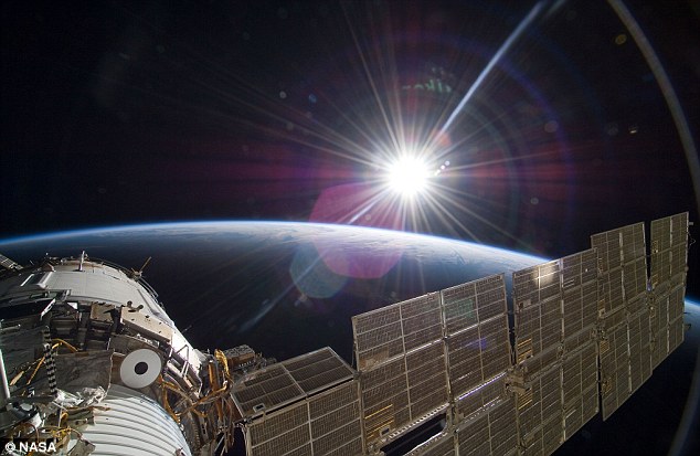 Vu de la section russe de la Station spatiale internationale (ISS), le Soleil brillant salue les astronautes à bord. 
