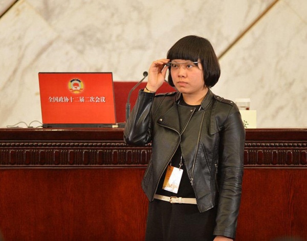 Le 2 mars, une journaliste du Quotidien du Peuple en ligne porte les lunettes Google lors d'une conférence de presse qui s'est tenue dans le Palais du Peuple à Beijing. 