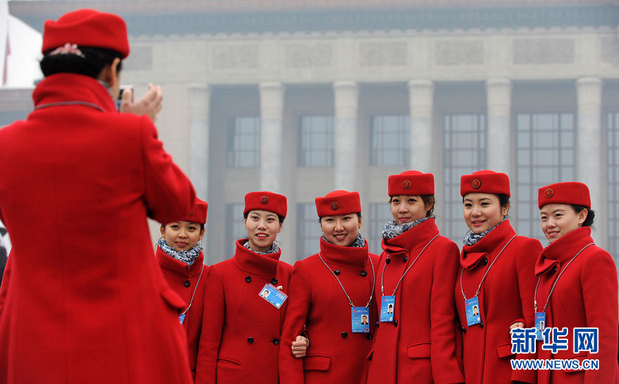 Lundi 3 mars, des hôtessess d'accueil de la 2ème session du 12e Comité National de la CCPPC prennent la pose devant le Palais du Peuple à Beijing. (Xinhua/Chen Jingchao)