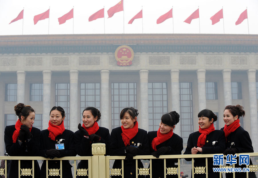 Lundi 3 mars, des hôtessess d'accueil de la 2ème session du 12e Comité National de la CCPPC en pleine conversation devant le Palais du Peuple à Beijing. (Xinhua/Chen Jingchao)
