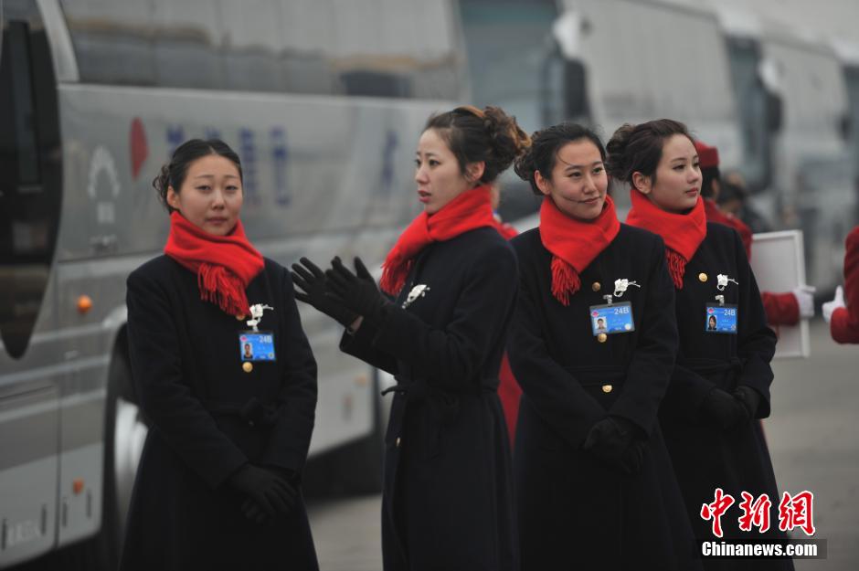 Le 3 mars, des hôtessess d'accueil de la 2ème session du 12e Comité National de la CCPPC devant le Palais du Peuple à Beijing. (CNS/ Jin Shuo)