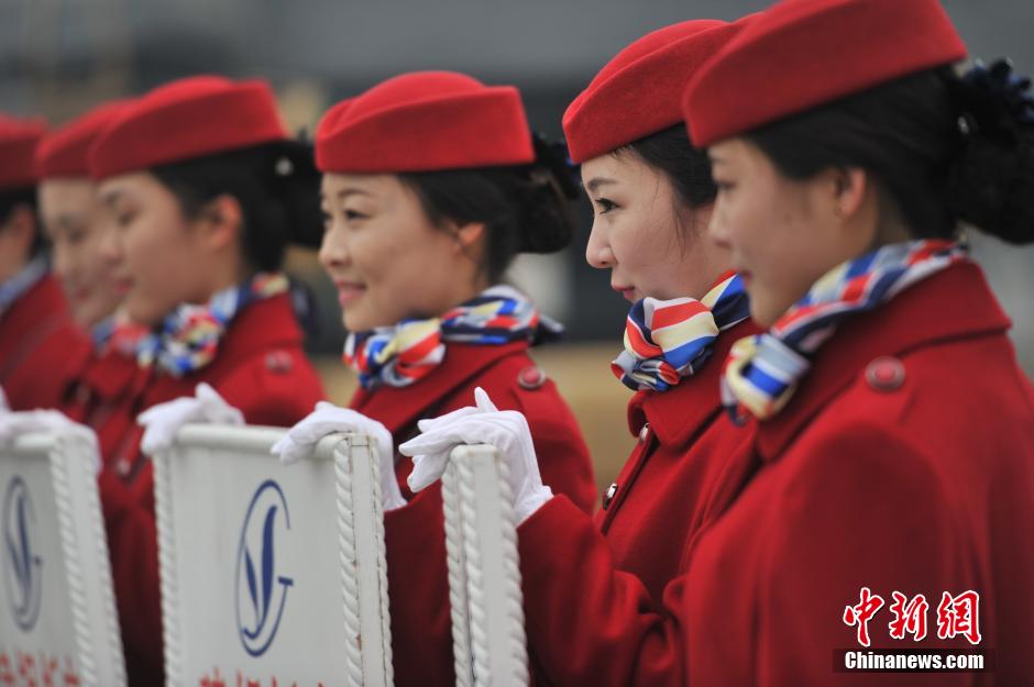 Le 3 mars, des hôtessess d'accueil de la 2ème session du 12e Comité National de la CCPPC en attente devant le Palais du Peuple à Beijing. (CNS/ Jin Shuo)