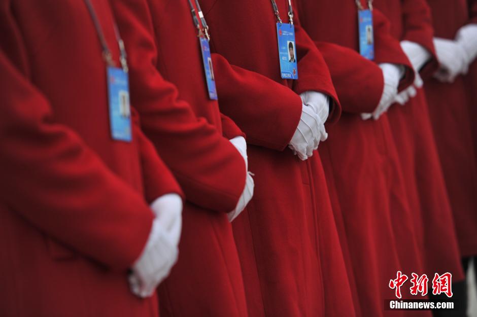 Le 3 mars, des hôtessess d'accueil de la 2ème session du 12e Comité National de la CCPPC en attente devant le Palais du Peuple à Beijing. (CNS/ Jin Shuo)