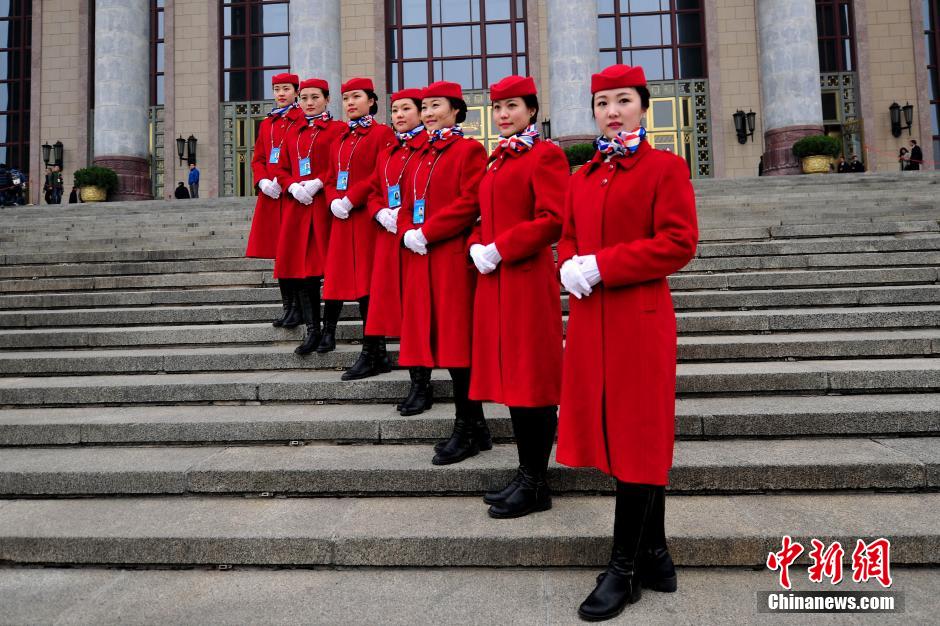 Lundi 3 mars, des hôtesses d'accueil de la 2ème session du 12e Comité National de la CCPPC sont alignées devant le Palais du Peuple à Beijing. (CNS/ Jin Shuo)