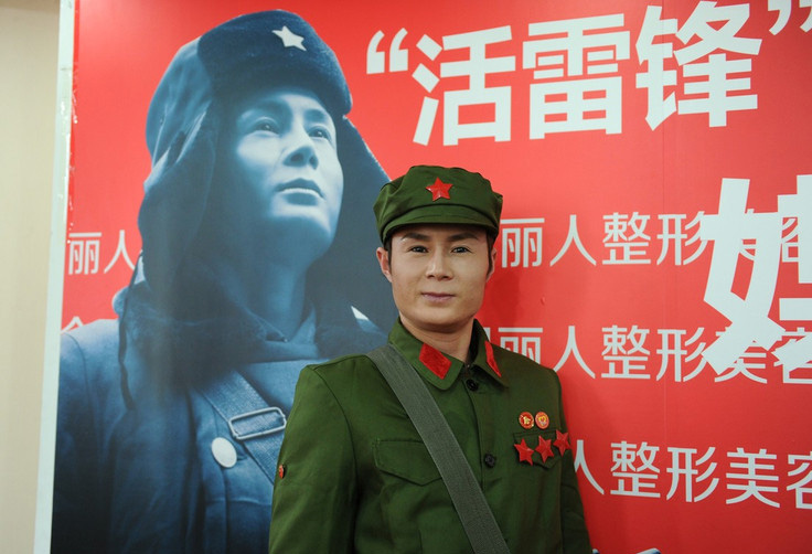 Une opération chirurgicale pour ressembler à Lei Feng