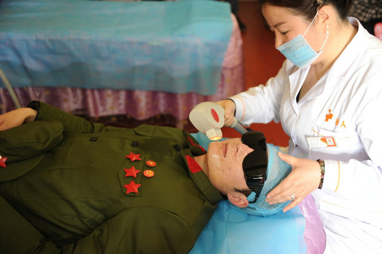 Une opération chirurgicale pour ressembler à Lei Feng (2)