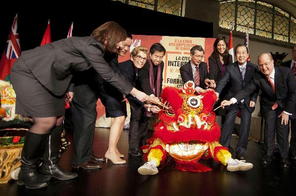 L'ambassadeur de Chine au Canada Zhang Junsai (2e à droite) et le premier ministre de l'Ontario, Kathleen Wynne (3e à gauche) assistent à une cérémonie au cours de la journée des médias de l'Exposition "La Cité Interdite : l'intérieur de la Cour des empereurs de la Chine" au Musée royal de l'Ontario à Toronto, au Canada, le 5 mars 2014. [Photo / Xinhua]
