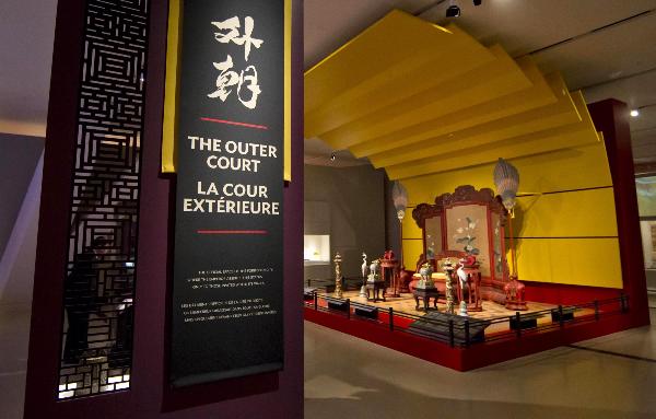 Un homme visite l'exposition "La Cité Interdite : l'intérieur de la Cour des empereurs de la Chine" au Musée royal de l'Ontario à Toronto, au Canada, le 5 mars 2014. [Photo/Xinhua]