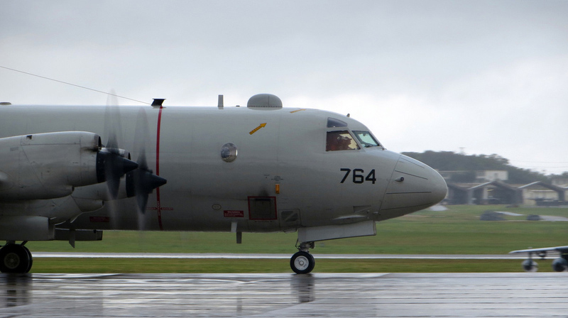 Le patrouilleur Orion quitte la base aérienne de Kadena à Okinawa, au Japon , pour aider à rechercher les disparus dde l'avion de la compagnie Malaysia Airlines, le 9 mars 2014.