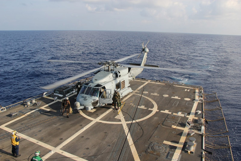 Un hélicoptère de la marine américaine atterrit sur le Destroyer USS Pinckney au cours d'un changement d'équipage avant de continuer sa mission de recherche et de sauvetage, concernant le vol MH370 de la Malaysia Airlines disparu dans le golfe de Thaïlande, le 9 mars 2014.