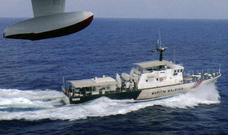 Un navire de patrouille de la Malaysian Maritime Enforcement Agency toujours à la recherche de l'avion de ligne malaisien qui a disparu au large de Tok Bali Beach à Kelantan, en Malaisie, le 9 mars 2014.
