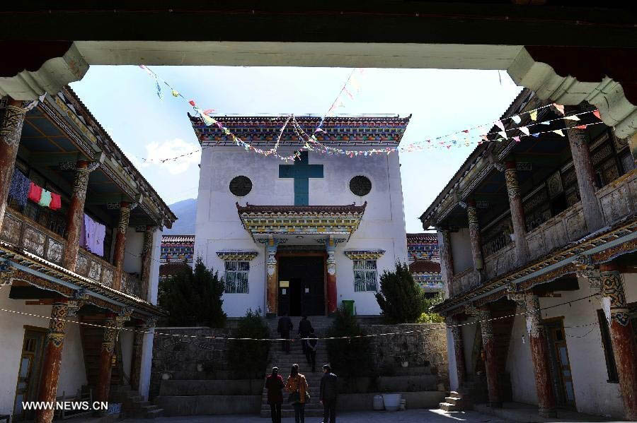 Photo prise le 9 mars 2014, qui montre la partie supérieure de la porte d'entrée de l'église catholique de Yanjing dans la commune du groupe ethnique Naxi du Comté de Markam, qui dépend de la Préfecture de Chamdo, dans la Région autonome du Tibet, dans le Sud-Ouest de la Chine.