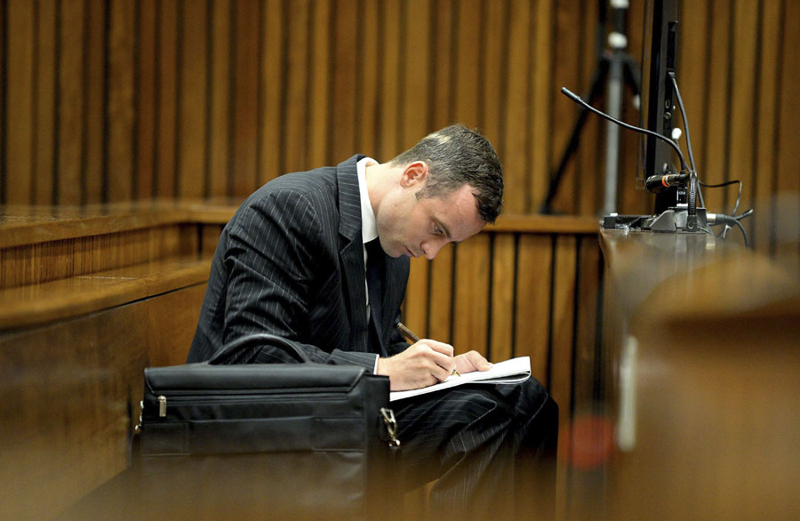 Oscar Pistorius vomit pendant le compte rendu d'autopsie de Reeva Steenkamp (3)