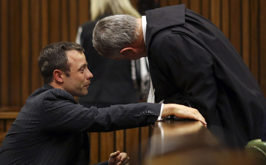 Oscar Pistorius vomit pendant le compte rendu d'autopsie de Reeva Steenkamp (2)