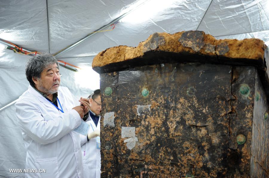 Un archéologue devant le cercueil déterré qui vient d'être ouvert au musée de la ligue de Xilin Gol, dans la région autonome de la Mongolie intérieure au nord de la Chine, le 7 mars 2014.