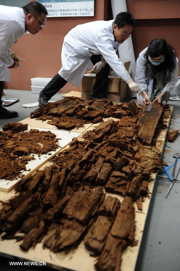 Les archéologues mesurent les articles récemment découverts au musée de la ligue Xilin Gol, dans la région autonome de Mongolie intérieure au nord de la Chine, le 7 mars 2014.