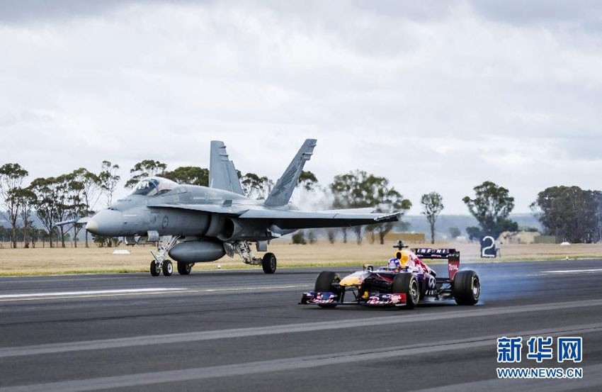 Une voiture de Formule 1 battue à la course par un avion de chasse