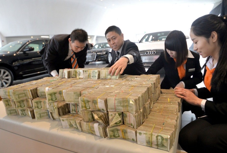 Il verse 119 300 RMB en petite monnaie pour l'achat d'une voiture ! (6)