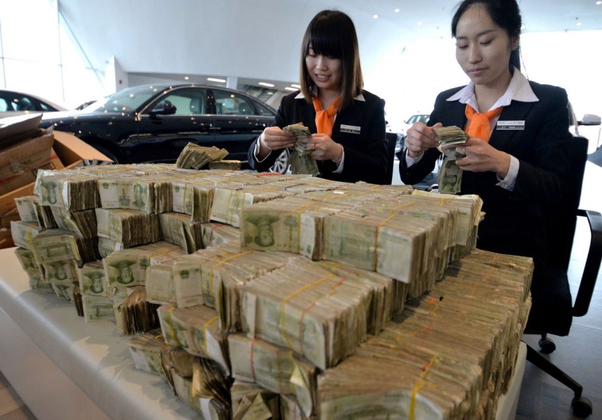 Il verse 119 300 RMB en petite monnaie pour l'achat d'une voiture ! (4)